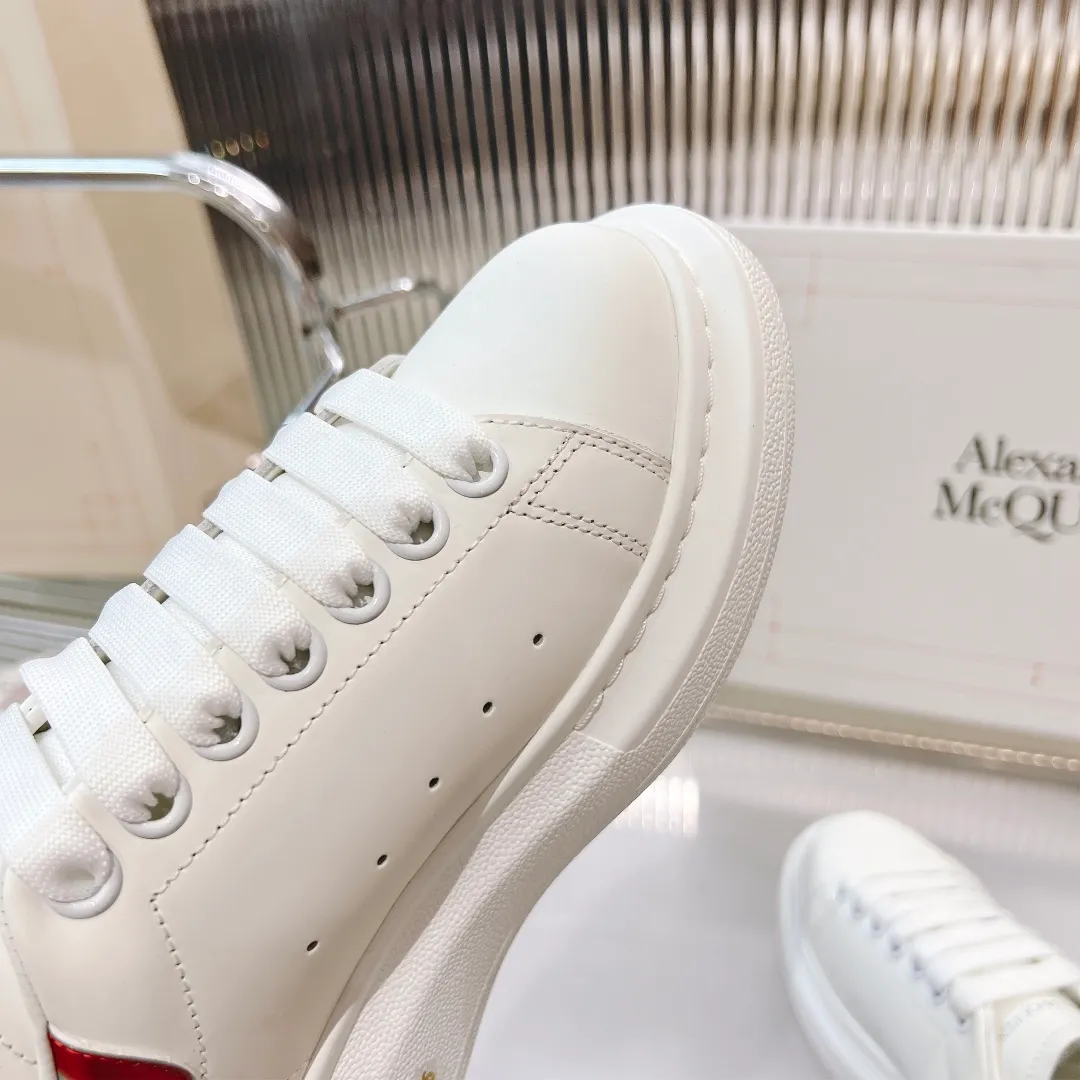 👟👟Ex-factory price 440👟👟 Men's size +10 (high version + 60 men's size plus 10) The latest addition to the counter is the top high-end version of Alexander McQueen·Alexander McQueen 2023 new wide sports shoes, white shoes and casual shoes👟New colors! The rear tail is really unique and pretty, I love it at first sight! 😍Top version! 👍🏻I won’t introduce too much about the style of this shoe. It will never go out of style year after year in spring, summer, autumn and winter. It is a super versatile style and has always been in hot demand. 🔸Upper: original custom-made latest silk cowhide 🔸Inner lining: cowhide foot pads + top-grade highly breathable mesh ��Outsole: the latest original open mold one-to-one precision mold PU vacuum outsole 🔸Female model 34-41 (customized at 34.40.41) 🔸Men's model 38-45 (customized at 38 45)